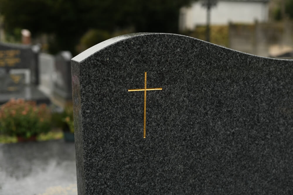 Nagrobek granitowy czy nagrobek marmurowy — co lepsze